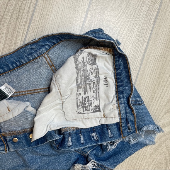Levi’s 501 Short Raw Hen Destroyed Blue Jean Shorts Button Fly Womens size W26 - Picture 5 of 12